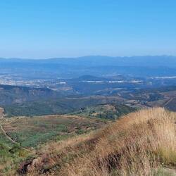 Schon 20 Kilometer vor dem Etappenziel ist Ponferrada am Horizont zu erkennen.