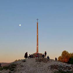 Das Cruz de Ferro. Die umliegenden Steine wurden von Pilgern mitgebracht.