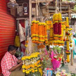 Offerings for sale ... Banganga Temple Tank Area — Mumbai, India.