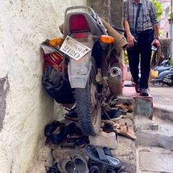 Mobile shop ... Banganga Temple Tank Area — Mumbai, India.