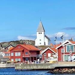 Der lachende Kirchturm von Skärhamn