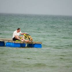 Chalkie und T bei Regen in der Ostsee