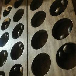 Das Spiel habe ich in meiner Kindheit mit Neli gespielt! Die Barkeeperin erklärt es uns.