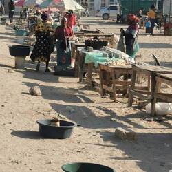 Ein Markt gegenüber vom Supermarkt