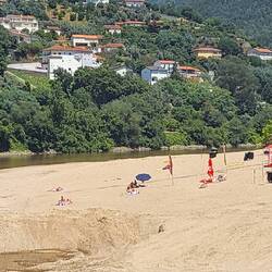 Der Badestrand mit Restaurant, Toiletten und sogar Dusche.