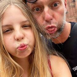 Father & Daughter vor der Kathedrale