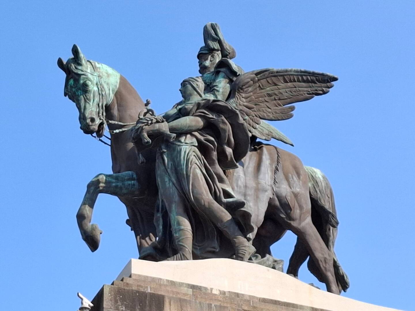 37 Meter hohe Monument, 14 m entfallen alleine auf das Reiterstandbild