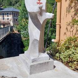 Kleines Pilgerdenkmal bei der Brücke über den Río Burbia.