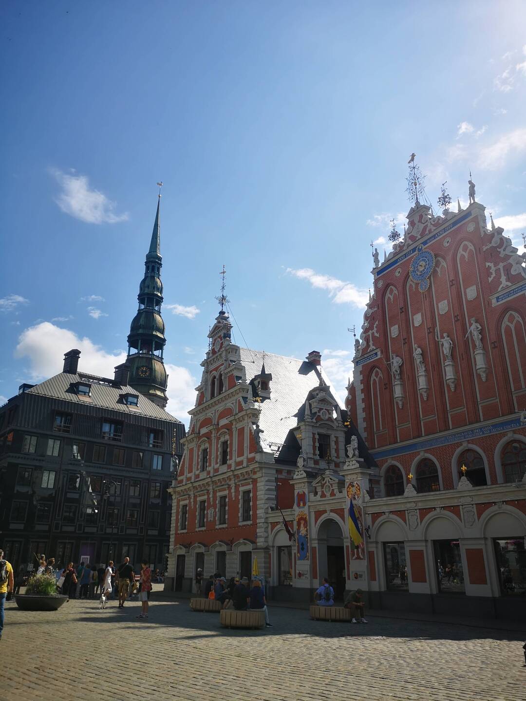 Melngalvju nams and St. Peter's Church in the background