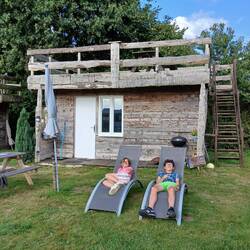 Repos devant la cabane en bois
