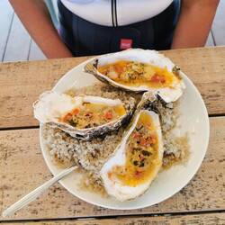 Gratinirane ostrige na lokalno pridelani soli.