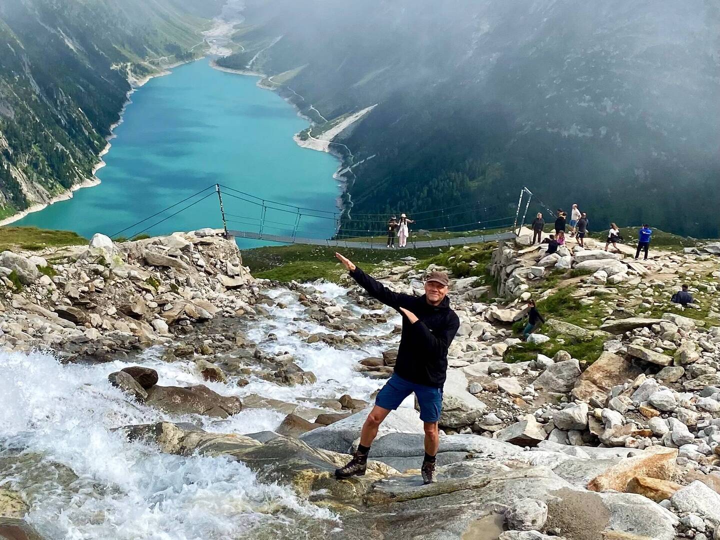 Im Hintergrund der Instagram 🔥-Spot mit Poser 🐍
