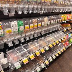 Kindertraum: eine laaanges Regal voller Süssigkeiten zum Abfüllen (konnte mich zurückhalten ;-))