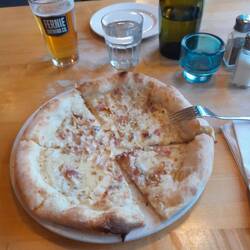 Pizza 'So Canada', mit Speck, Nüssen und Ahornsirup. Mir hat's geschmeckt!