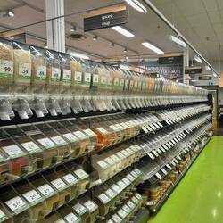 Öko-Traum: ein ebenso laaaanges Unverpackt-Regal (Reis, Pasta, Getreide, whatever, ...)