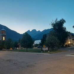 Fernie mit Kirche und Town-Hall und den Three Sisters im Hintergrund