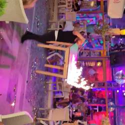 Hier werden sogar Tische fürs Entertainment angebrannt