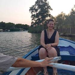 Bei Sonnenuntergang werden wir in den nächsten Ort gerudert