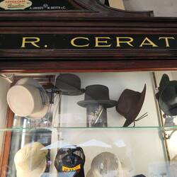 Wie wärs mit einem Zylinderhut oder einer Melone 🤔