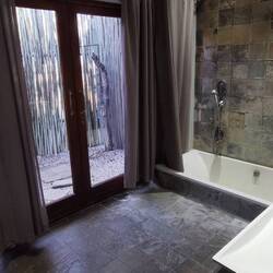 Bad mit in Boden eingelassener Badewanne und Außendusche!