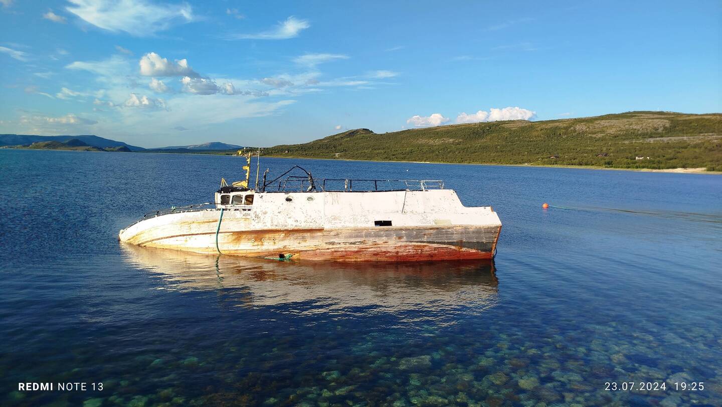 Gesunkenes Schiff während Ebbe