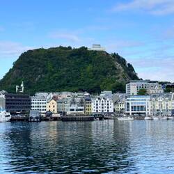 Im Hintergrund sieht man die Aussichtsplattform auf die wir noch gehen werden
