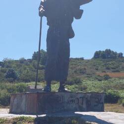 Pilgerdenkmal. Der Kampf mit der Sonne ist gut getroffen.
