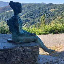 Denkmal der Pilgerin am Ortseingang von O Cebreiro.