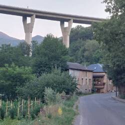 Unter Autobahnbrücken und durch verschlafene Ortschaften.