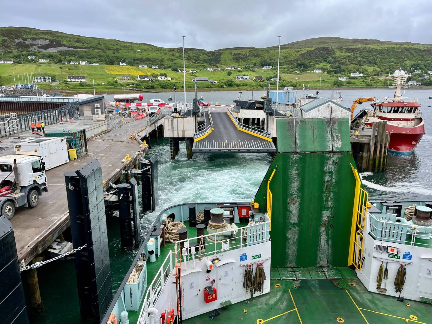 die Fähre läuft in Uig (Skye) aus