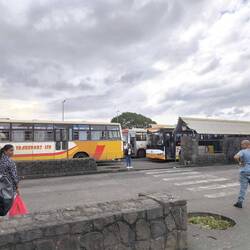 eine riesige Busstation 🚏auf dem sogenannten Einwanderungsplatz