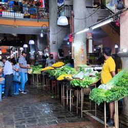 der Boden der Markthalle ist gefliest und sehr sauber..., da haben wir schon anderes gesehen