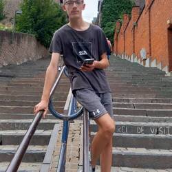 Am unteren Ende der großen Treppe