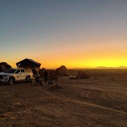 Unser Auto im Sonnenaufgang