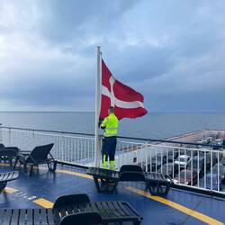 kurz vor Ankunft im Hafen wird nochmal die Flagge gehisst