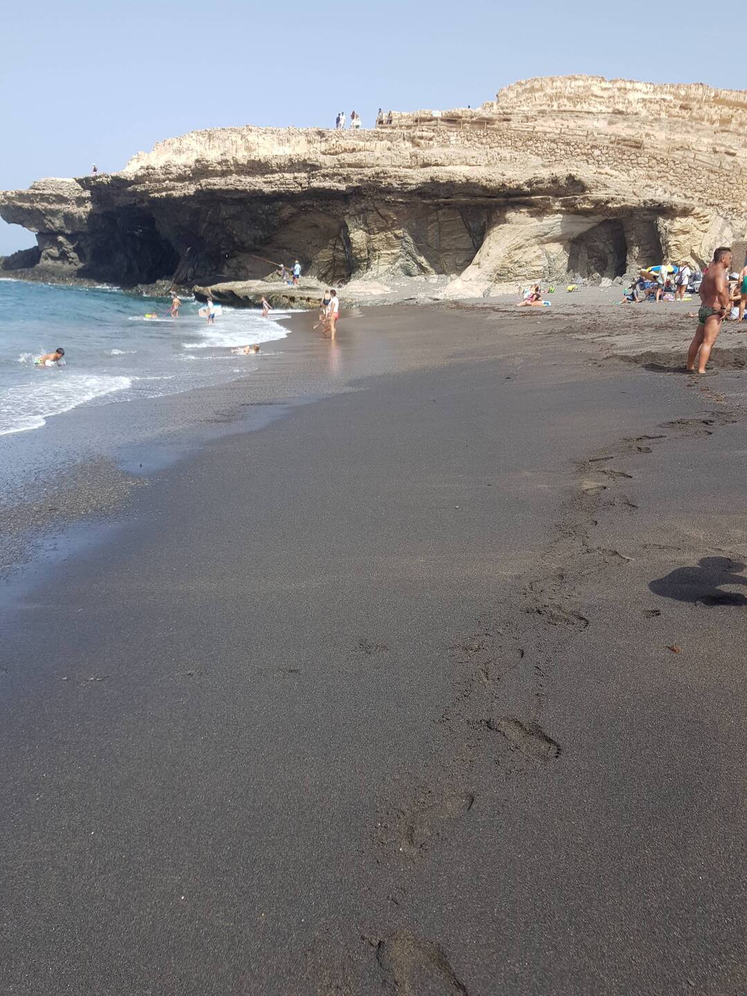 Sabbia nera vulcanica: ciabattine indispensabili!!!