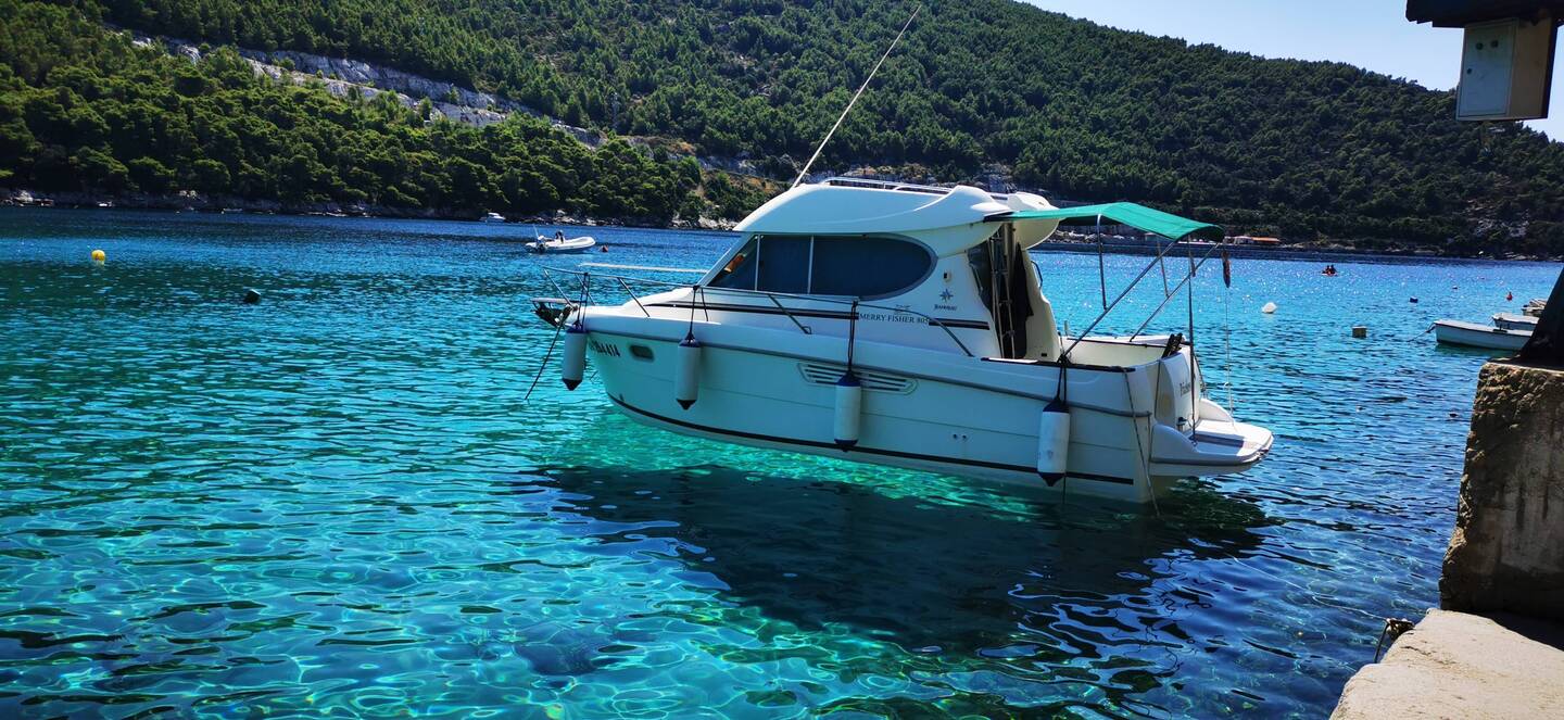 Wie schwebend, durch das kristallklare Wasser