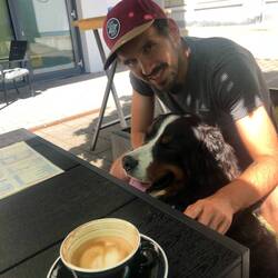 Pallina sitzt vor Aufregung mal wieder abwechselnd unterm Tisch oder auf dem Schoß.