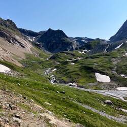 Die Vegetation wird etwas karger, was..