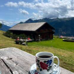 Mit Kaffee und selbstgemachtem Brombeerjoghurt intus, können..