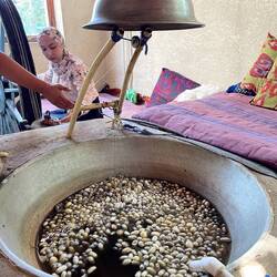 Die Seide wird gewonnen