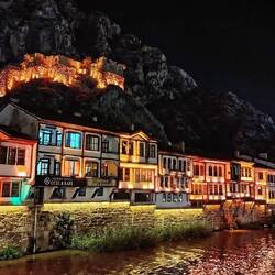 Der Fluss Yeşilırmak schlängelt sich durch das Zentrum von Amasya.