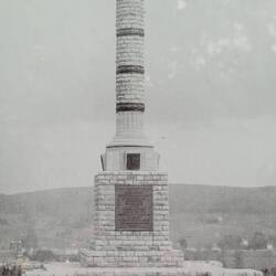 das zerstörte Denkmal