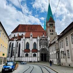 ..am romanisch-gotischen Augsburger Dom vorbei, der..