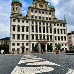Am Rathausplatz zeigt sich nicht nur die Sonne, es wird..