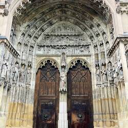 ..der mit seinem Südportal einlädt einen Blick hinein zu werfen.