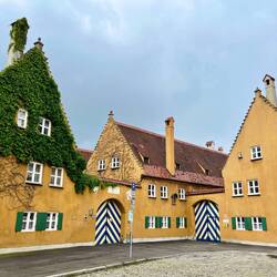 Wir schlendern an der Fuggerei vorbei, in der Bedürftige für 0,88€ Kaltmiete/Jahr leben können.