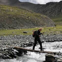 Sonst springen wir über Steine aber dann doch Mal ne Brücke