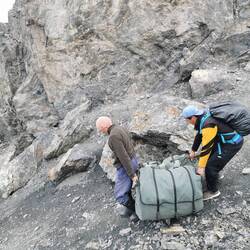 Das Gepäck muss getragen werden