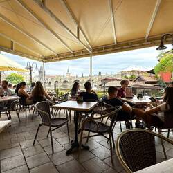 Terras onderaan de Karelsbrug